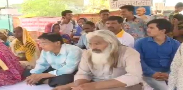 शराब दुकान के विरोध में आमरण अनशन पर बैठे रहवासी