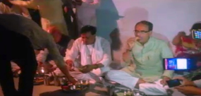 दलित के घर खाना खाकर वोट साधने में लगी कांग्रेस-भाजपा, सिंधिया के बाद शिवराज ने खाया दलित के घर खाना