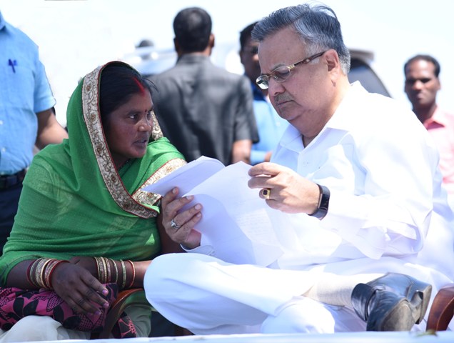 बलरामपुर: CM रमन ने चौपाल लगाकर लोगों की समस्याएं सुनी,ग्रामीणों के साथ बैठकर गुड़ और और रोटी भी खाई