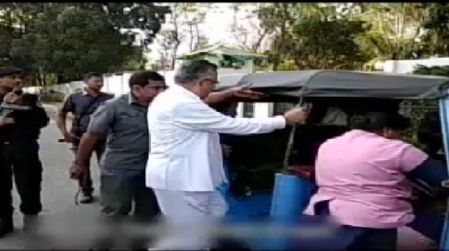CM रमन सिंह ने ऑटो में सवारी की, पेटीएम से चुकाया किराया
