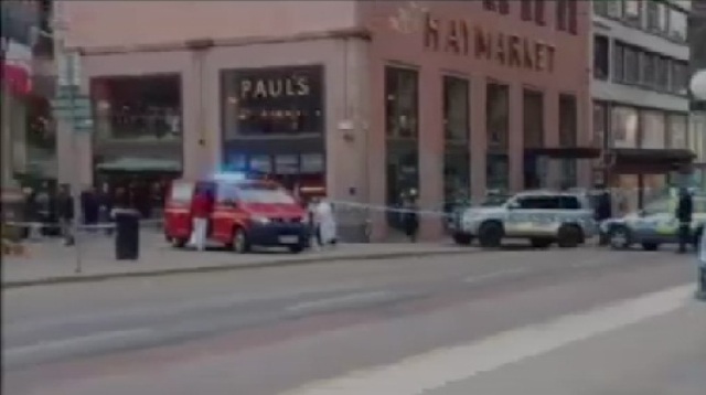 स्वीडन के स्टॉकहोम में भीड़भाड़ इलाके में स्थित डिपार्टमेंटल स्टोर में ट्रक घुस गया, 3 लोगों की मौत