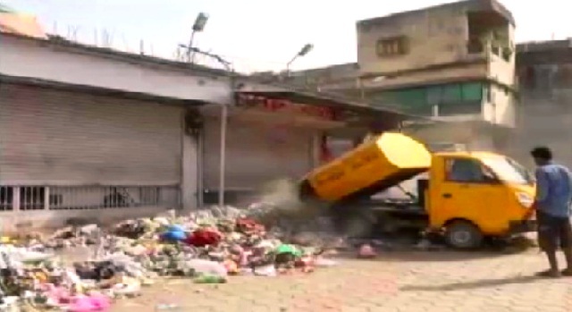 विदिशा: शराबबंदी का विरोध, नगर पालिका अध्यक्ष ने पूरे शहर का कचरा शराब दुकान के बाहर फिकवाया