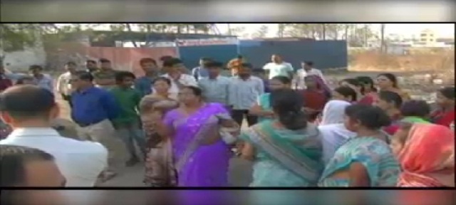 मप्र: शराब दुकानों के विरोध में महिलाएं उतरी सड़कों पर, उग्र आंदोलन की चेतावनी