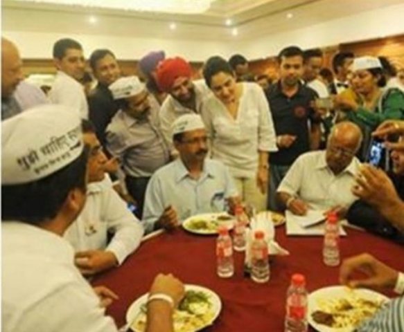 आम आदमी पार्टी की पहली सालगिरह पर 30 लोगों ने खाया 3 लाख 60 हजार का खाना !