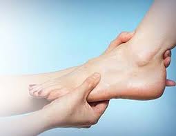 एड़ी और कमर के दर्द को नहीं करें नजरअंदाज