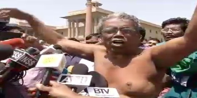 सूखे और कर्ज से परेशान तमिलनाडु के किसानों ने PMO के सामने नग्न होकर किया प्रदर्शन