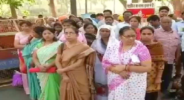 UP: लखनऊ में सीएम योगी आदित्यनाथ के जनता दरबार में मची भगदड़, कई घायल