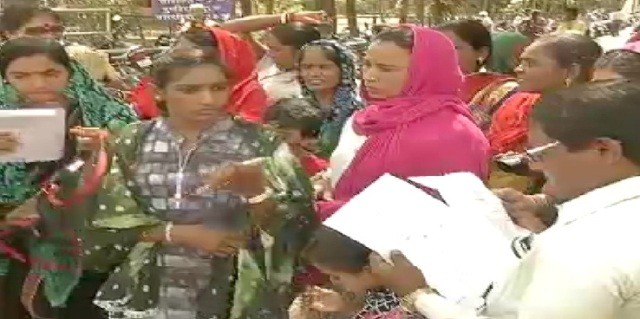 SP के स्टेनों के खिलाफ बदसलूकी की शिकायत करने पहुंची महिलाएं