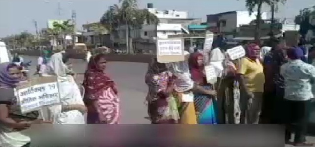 रायपुर : शराब दुकान के विरोध में महिलाओं ने किया चक्काजाम