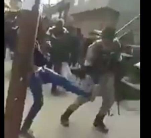 शर्मनाक, कश्मीरी युवक मार रहे CRPF जवान को लात-घूसे, वीडियो वायरल
