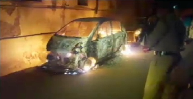 रायपुर: जवाहर नगर स्थित करोड़ीमल धर्मशाला के पास खड़ी नैनो कार में आग लगने से मचा हड़कंप