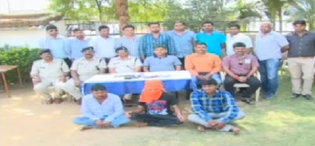 ATM कार्ड बदलकर लोगों से धोखाधड़ी करने वाले बदमाश गिरफ्तार