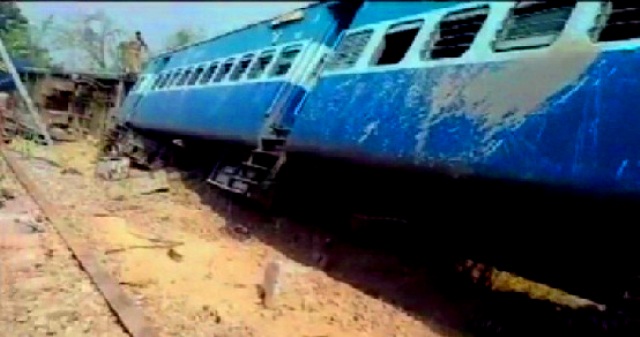 UP: रामपुर के कोसीपुल के पास राज्यरानी एक्सप्रेस के 8 डिब्बे पटरी से उतरे, 9 लोग घायल