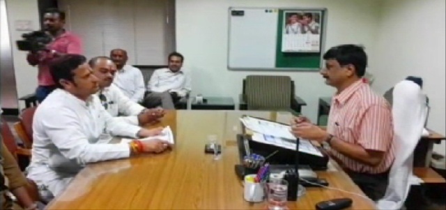 शराब दुकानों के सामने प्रदर्शन करने पर दर्ज केस वापस लेने के लिए कांग्रेस ने SP को सौपा ज्ञापन
