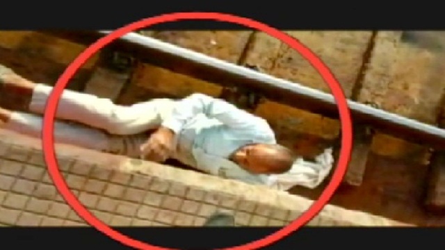मौत को दी मात: चलती ट्रेन से पटरी पर गिरा शख्स …पटरी और प्लेटफॉर्म के बीच दुबका रहा