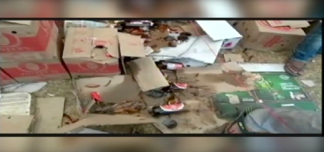 शराब पर सख्त महिलाएं, शराब दुकान में तोड़फोड़ कर्मचारियों को खदेड़ा