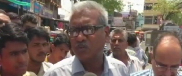 पैसा नहीं मिलने से परेशान किसानों ने बैंक के सामने लगाया जाम