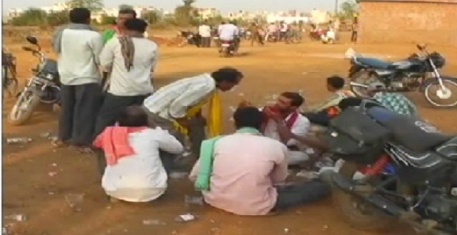 हाईवे से हटाकर शराब दुकानों को रिहाइशी बस्ती में खोला …शाम होते ही शराबियों के जमती है महफिल