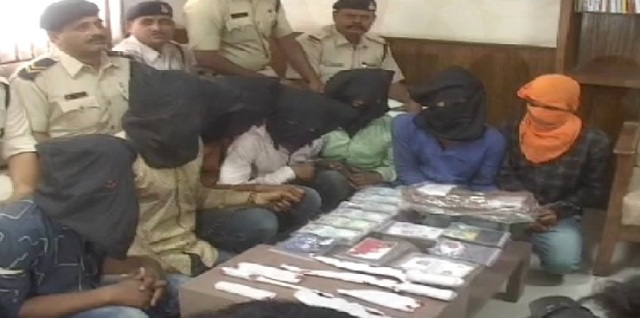 महिला को चलती ट्रेन से फेंकने वाले 7 लुटेरों को पुलिस ने किया गिरफ्तार