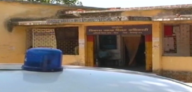 BEO कार्यालय पर प्रशासन की टीम ने संयुक्त रूप से मारा छापा