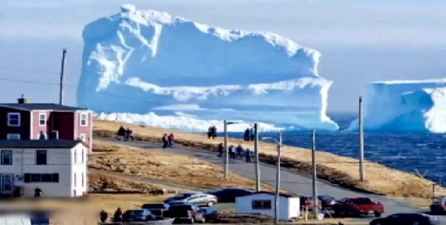 फेरीलैंड के पास समुद्र में पहुंचा करीब 150 फुट ऊंचा आइसबर्ग