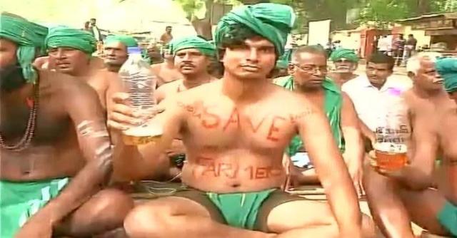 नई दिल्ली: जंतर-मंतर में प्रदर्शन कर रहे तमिलनाडु के किसानों ने यूरीन पीकर विरोध जताया