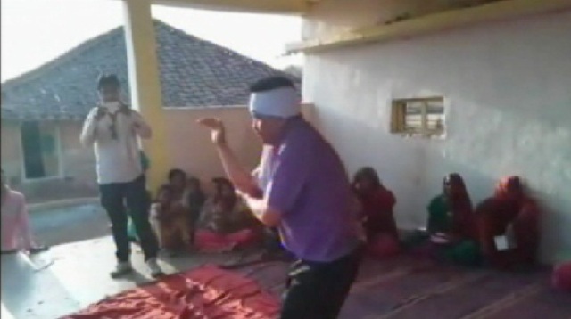 गए थे उन्नत खेती के गुर सिखाने ..कृषि अधिकारी ने मंच पर लोट-लोट कर किया डांस