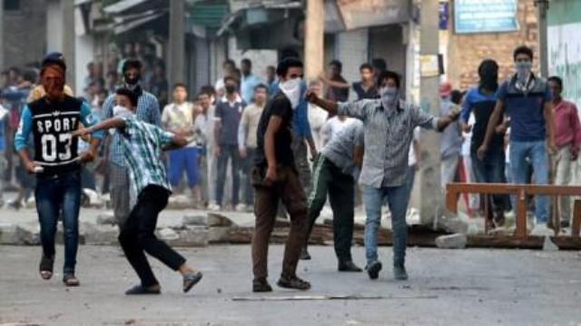 J&K: घाटी में पत्थरबाज़ों को जुटाने 300 वॉट्सऐप ग्रुप का हो रहा था इस्तेमाल