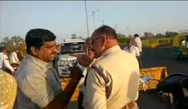 इंदौर: पुलिस की बर्बरता, वाहन चेकिंग के दौरान बुजुर्ग से मारपीट