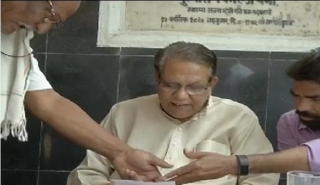 राजस्व मंत्री उमाशंकर गुप्ता ने काटजू अस्पताल के गेट के बाहर बैठकर लोगों की समस्याएं सुनी