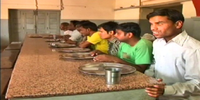 ग्वालियर के माधव अंध आश्रम में अमानवीयता की हद ..दिव्यांग छात्रों को 2 दिनों से नहीं मिला खाना