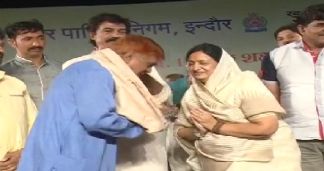 देश में स्वच्छता सर्वेक्षण में अव्वल आने पर इंदौर के सफाई कर्मियों का सम्मान