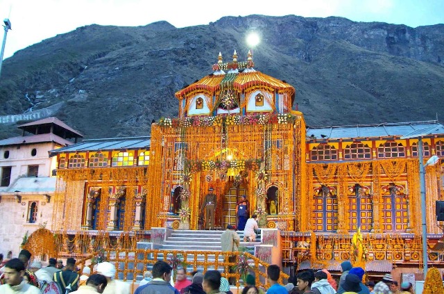 शनिवार सुबह 4 बजकर 15 मिनट पर खुला बद्रीनाथ धाम का कपाट, राष्ट्रपति ने किए दर्शन