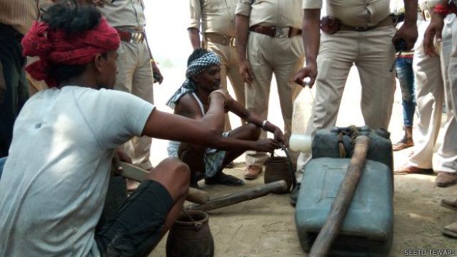 अलीराजपुर: आबकारी विभाग ने ताड़ी बाज़ार में कार्रवाई करते हुए 1500 लीटर ताड़ी नष्ट किया