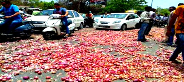 खंडवा में प्याज के दाम नहीं मिलने से परेशान किसानों का प्याज फेंकों आंदोलन जारी