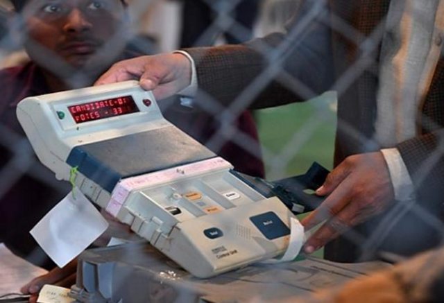 नई दिल्ली: सौरभ भारद्वाज का दावा- EVM से छेड़छाड़ संभव, विधानसभा में दिखाया डेमो