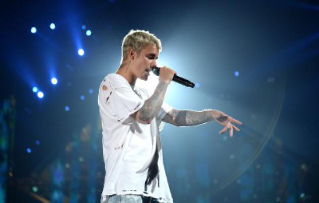 बीबर ने सिर्फ 4 गाने लाइव गाए ..बाकी में सिर्फ होठ हिलाए