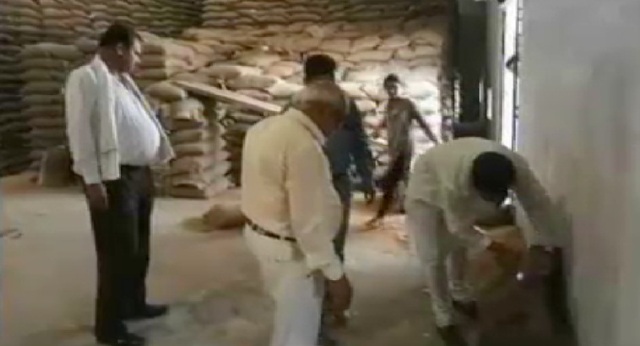 सरकारी गेहूं खरीद में बड़ा घोटाला, बोरियों से निकल रहे रेत, गिट्टी और पत्थर