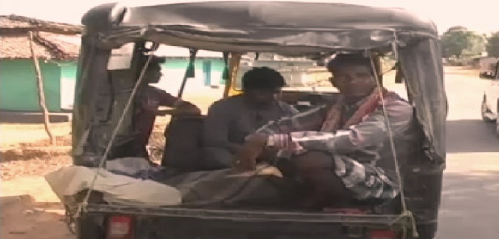 शव को टैंपों में ले जाने को क्यों मजबूर हुआ ये परिवार…