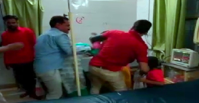 अस्पताल में पति से मिलने आई दो पत्नियां, हुई जमकर मारपीट