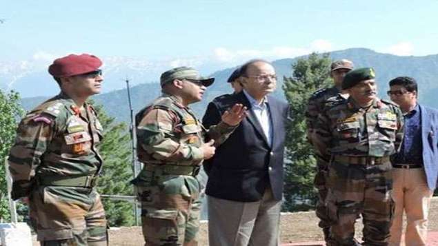 जम्मू कश्मीर दौरे पर गए रक्षामंत्री अरूण जेटली ने की सेना के जवानों से मुलाकात