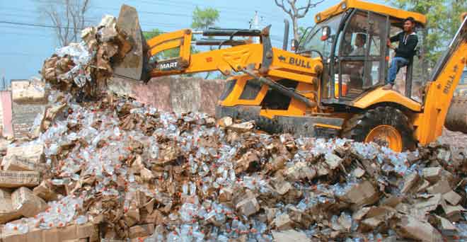 रायपुर: आबकारी विभाग ने मौदहापारा से जब्त 1630 शराब की बोतलों को नष्ट किया