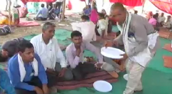 पूड़ी, रायता बाटने के लिए लगाई शिक्षकों की ड्यूटी, पढ़ाने के अलावा सब कर रहे शिक्षक 