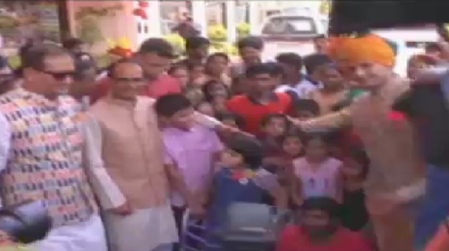 दिव्यांग बच्चों के साथ शादी में शामिल हुए सीएम शिवराज