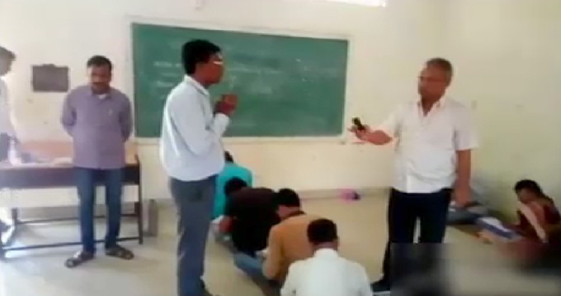 परीक्षा में खुले आम चल रही थी नकल तहसीलदार पहुंचे तो हाथ जोड़ते नजर आए शिक्षक