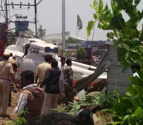 महाराष्ट्र के सीएम देवेंद्र फडणनवीस का हेलीकॉप्टर क्रैश,  सीएम समेत सभी लोग सुरक्षित