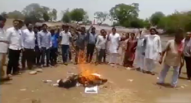 तालाब गहरीकरण के काम में देरी के खिलाफ कांग्रेस ने तालाब में दिया धरना