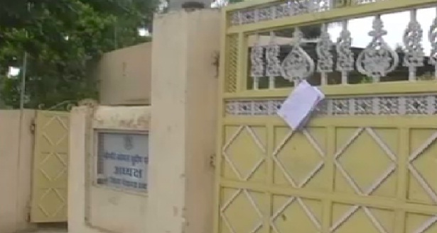 पूर्व मंत्री कमल पटेल के घर बेटे के नाम जिलाबदर का नोटिस चस्पा