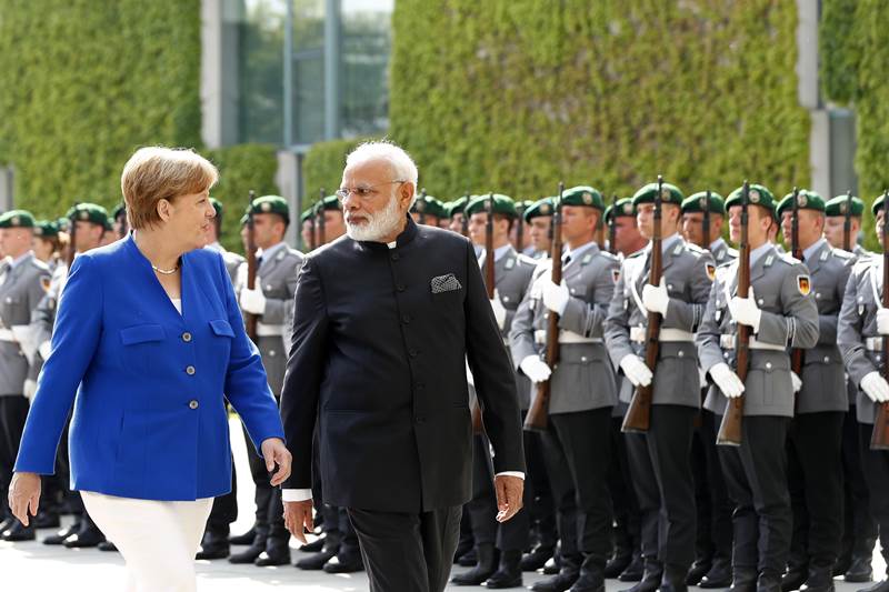 जर्मनी में मोदी को गार्ड आॅफ आॅनर, दोनों देशों के बीच 8 MOU साईन
