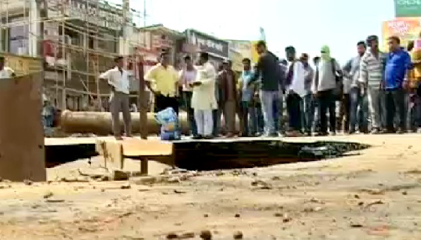 सीवरेज कें काम कर रहे थे मजदूर, सड़क धसी बाल-बाल बचे कर्मचारी